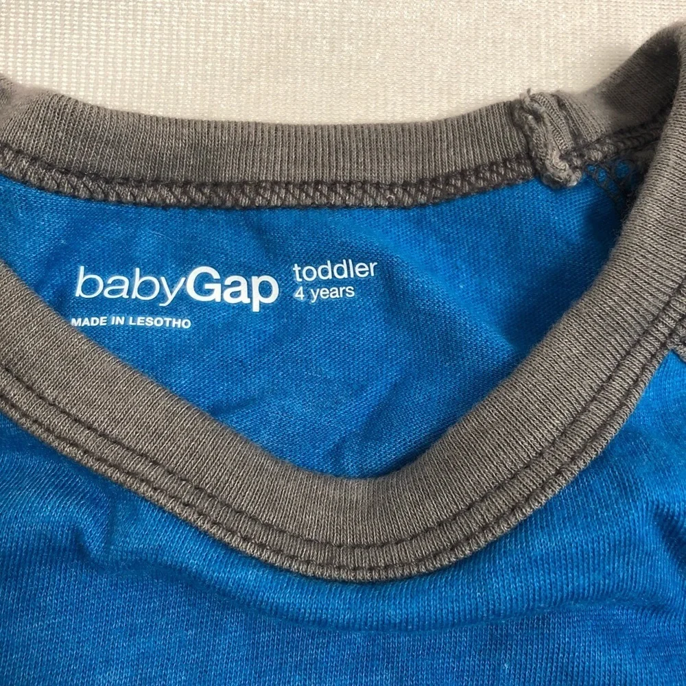 Gap blue and gray colorblock crew neck raglan sleeve pocket t-shirt